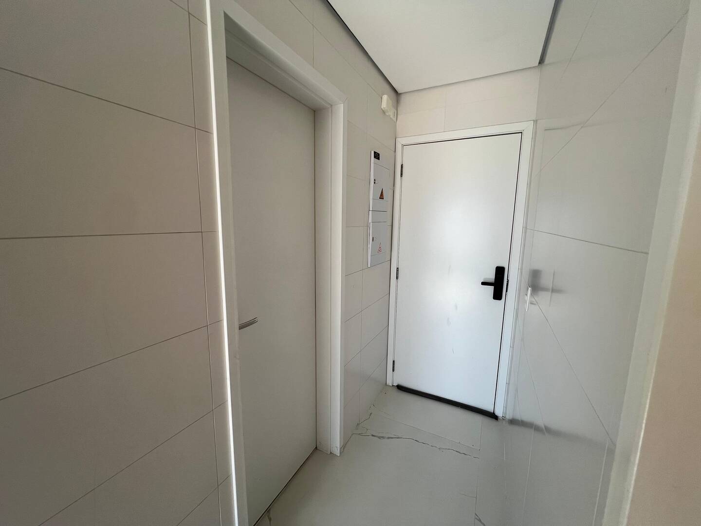 Apartamento mobiliado no ATRIA Alphaville com 3 suítes e automação completa