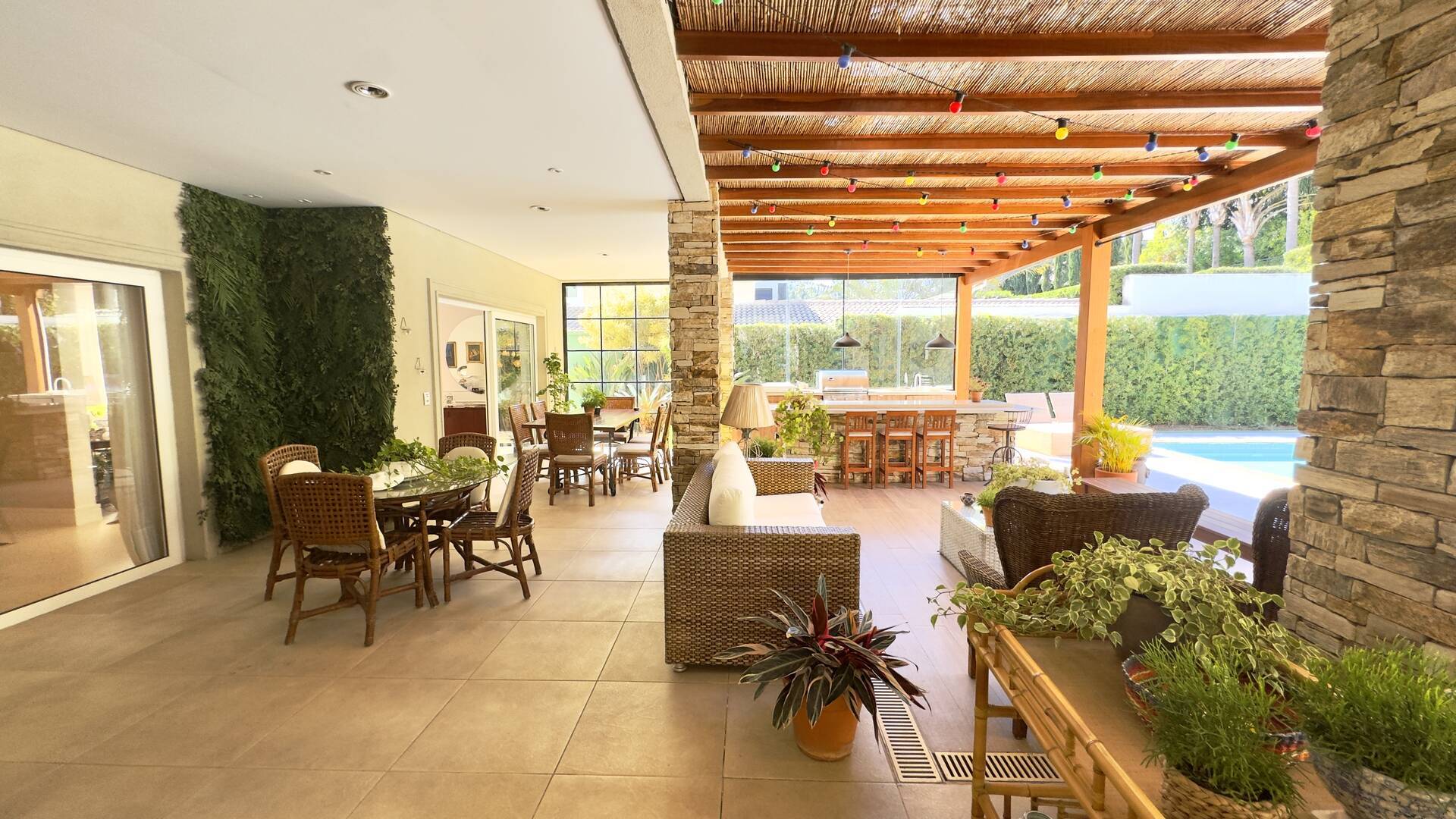 Casa com amplo terreno e excelente potencial de retrofit à venda em Alphaville