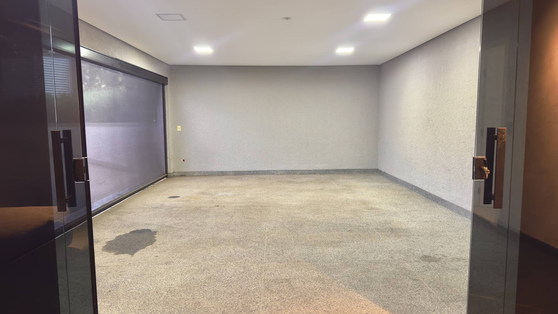 Casa Contemporânea à Venda em Alphaville com 4 Suítes, Piscina e Integração de Ambientes