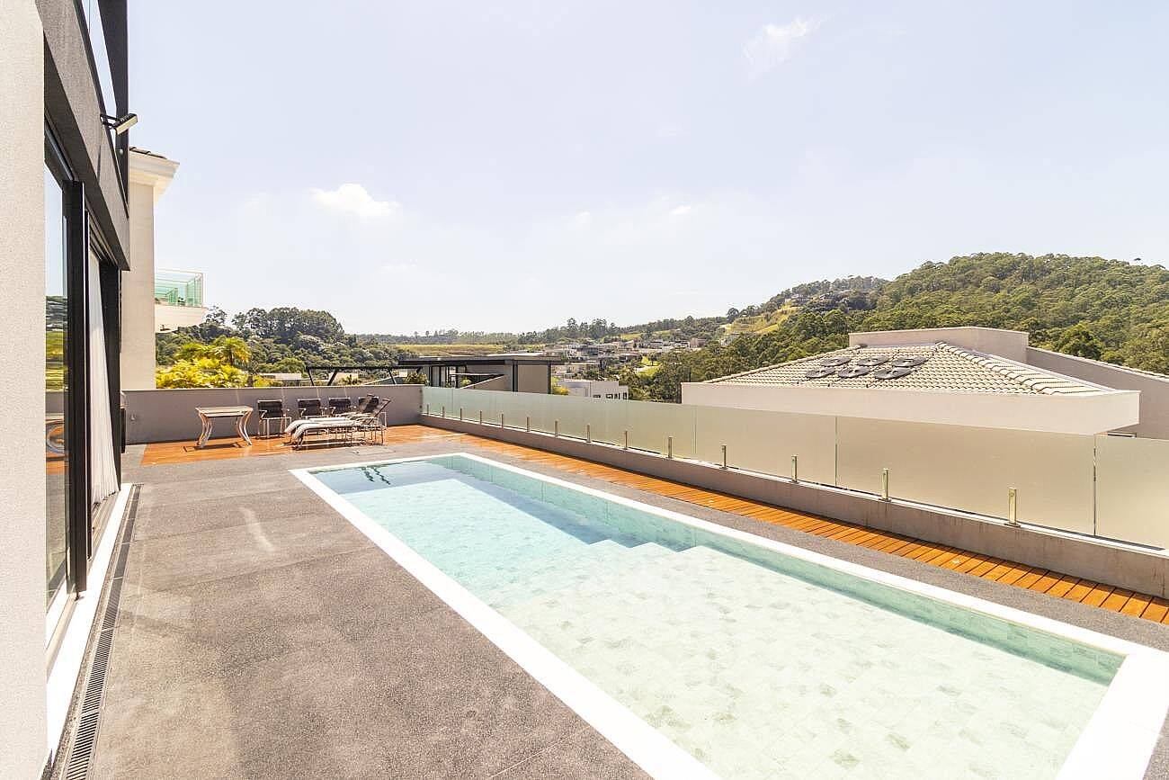 Casa à venda em Alphaville com 4 suítes, piscina aquecida, sauna e sistema fotovoltaico