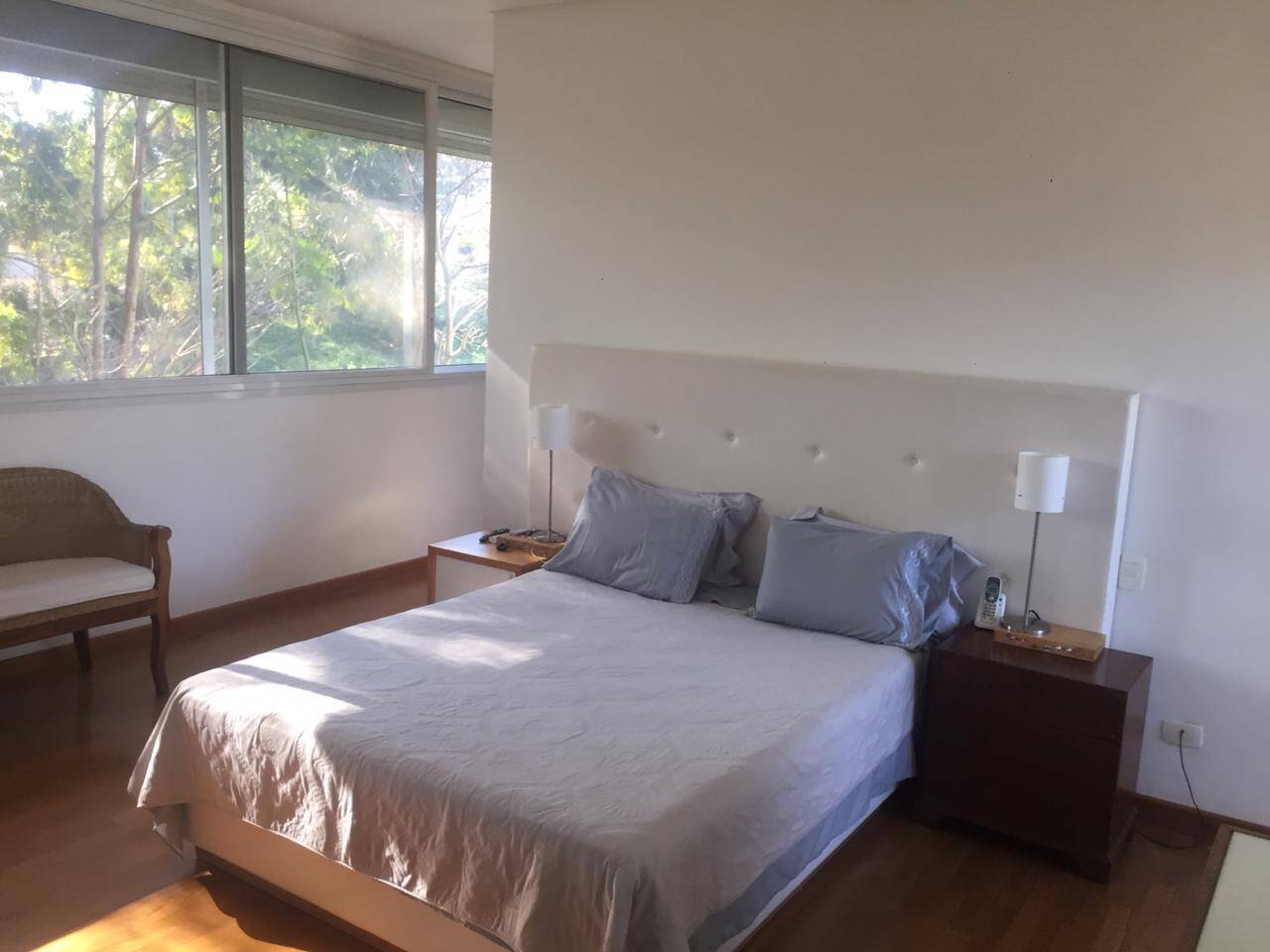 Casa contemporânea com vista para a mata no Tamboré 1
