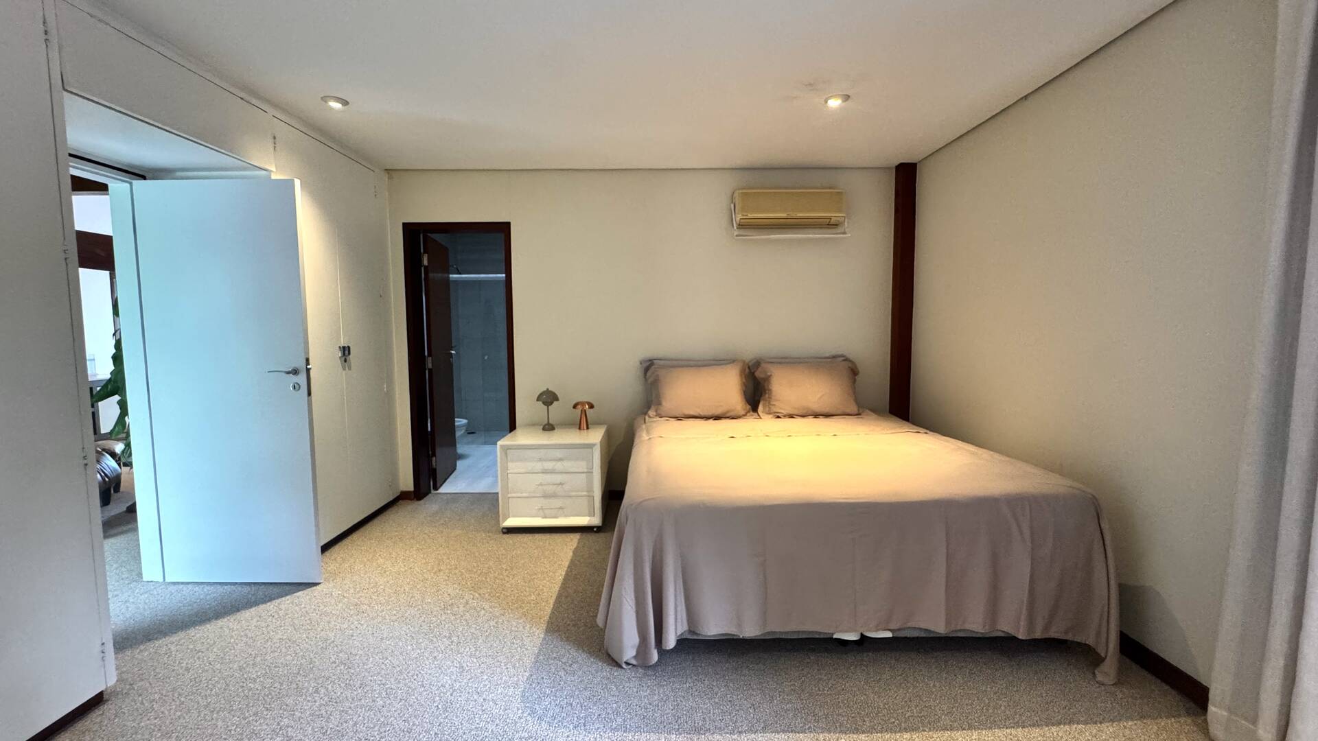 Casa com 5 suítes, terreno de 2.500 m² e vista aberta à venda no Alphaville 8