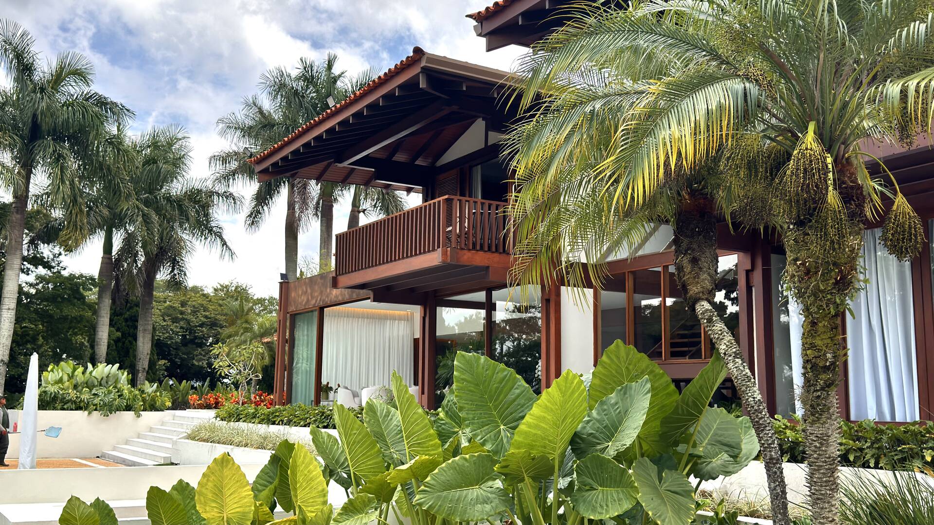 Casa com 5 suítes, terreno de 2.500 m² e vista aberta à venda no Alphaville 8