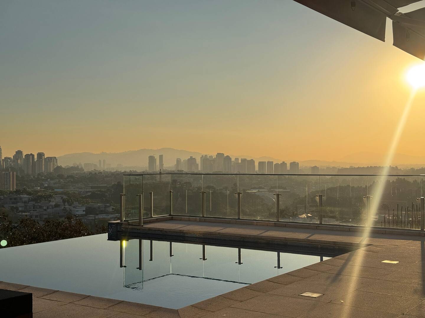 Casa à Venda no Tamboré 1 com Vista Permanente para o Lago e Rooftop Panorâmico