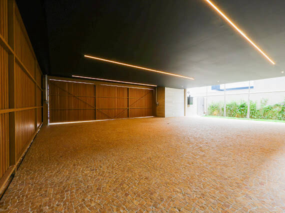 Casa à venda no Tamboré 2 com projeto Rodrigo Latorre e adega climatizada para 700 garrafas