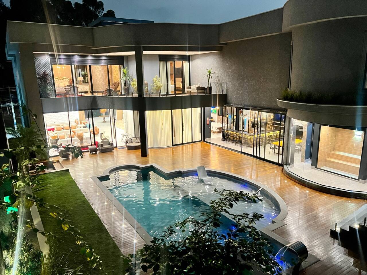 Residência Assinada por Karina Stein com 11 Suítes e Infraestrutura Completa de Lazer
