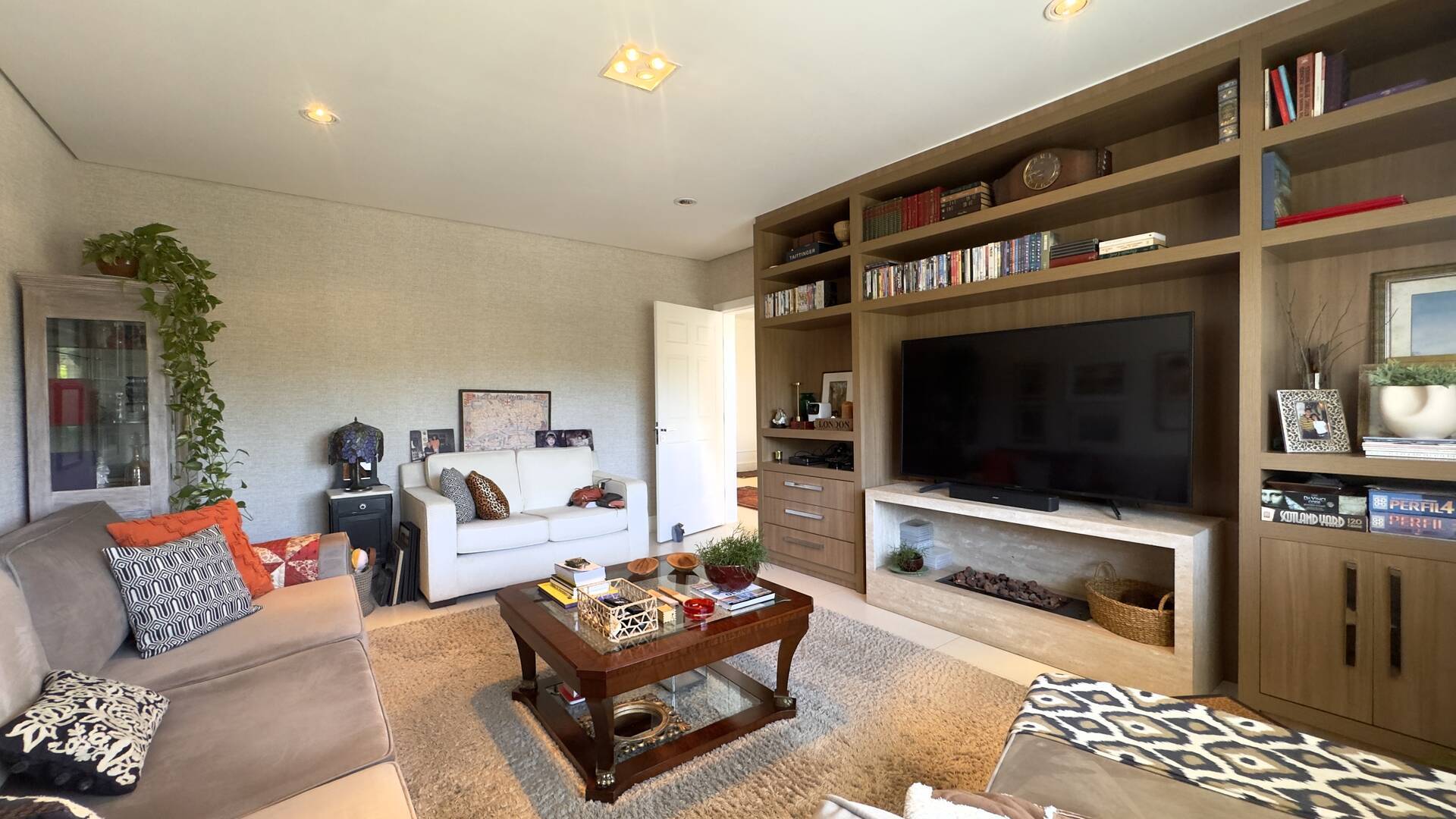 Casa com amplo terreno e excelente potencial de retrofit à venda em Alphaville