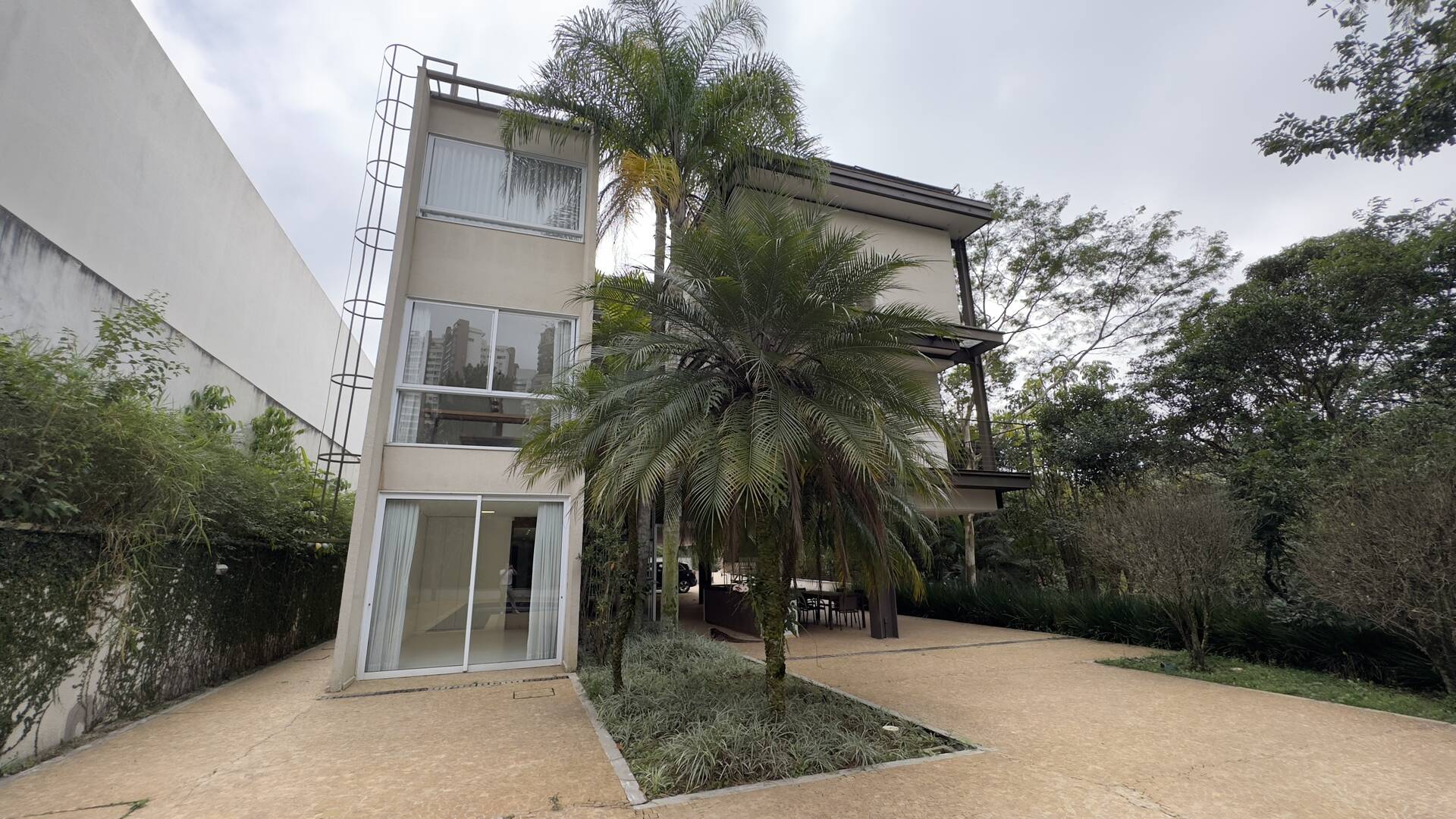 Casa contemporânea sustentável à venda residencial Melville | 4 suítes, elevador e automação