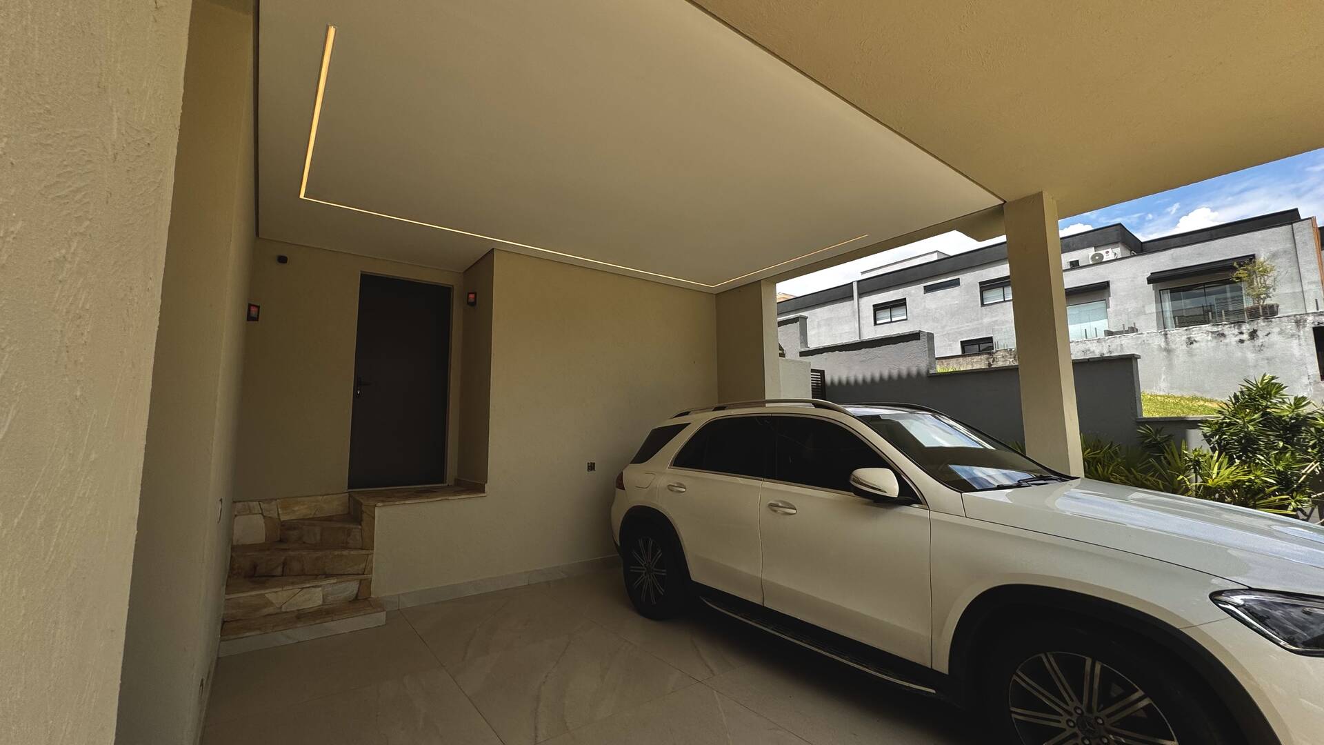 Casa com retrofit completo, 4 suítes e mobiliário assinado à venda em Alphaville