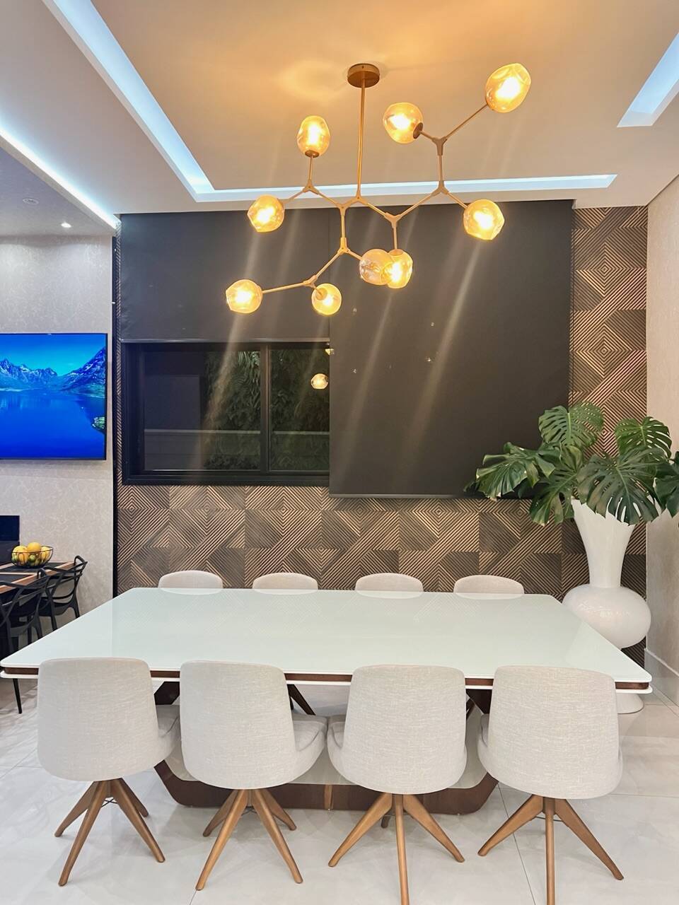 Residência Assinada por Karina Stein com 11 Suítes e Infraestrutura Completa de Lazer
