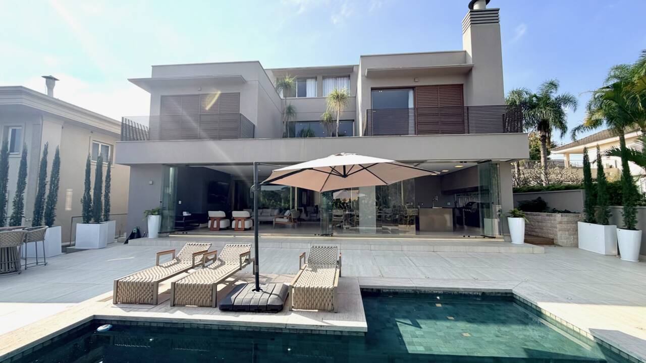 Casa à Venda no Tamboré 3 com 5 Suítes, Man Cave Exclusiva e Lazer Completo