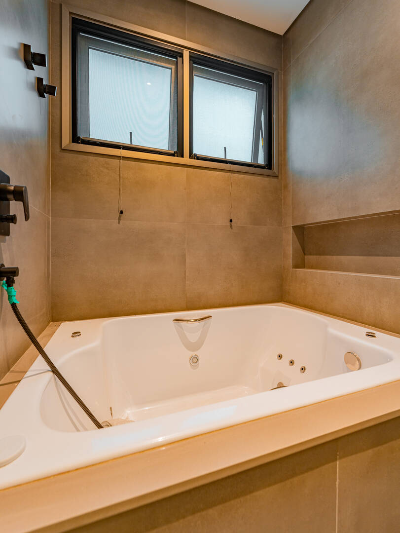 Casa porteira fechada à venda em Alphaville | 5 suítes, rooftop e mobiliada