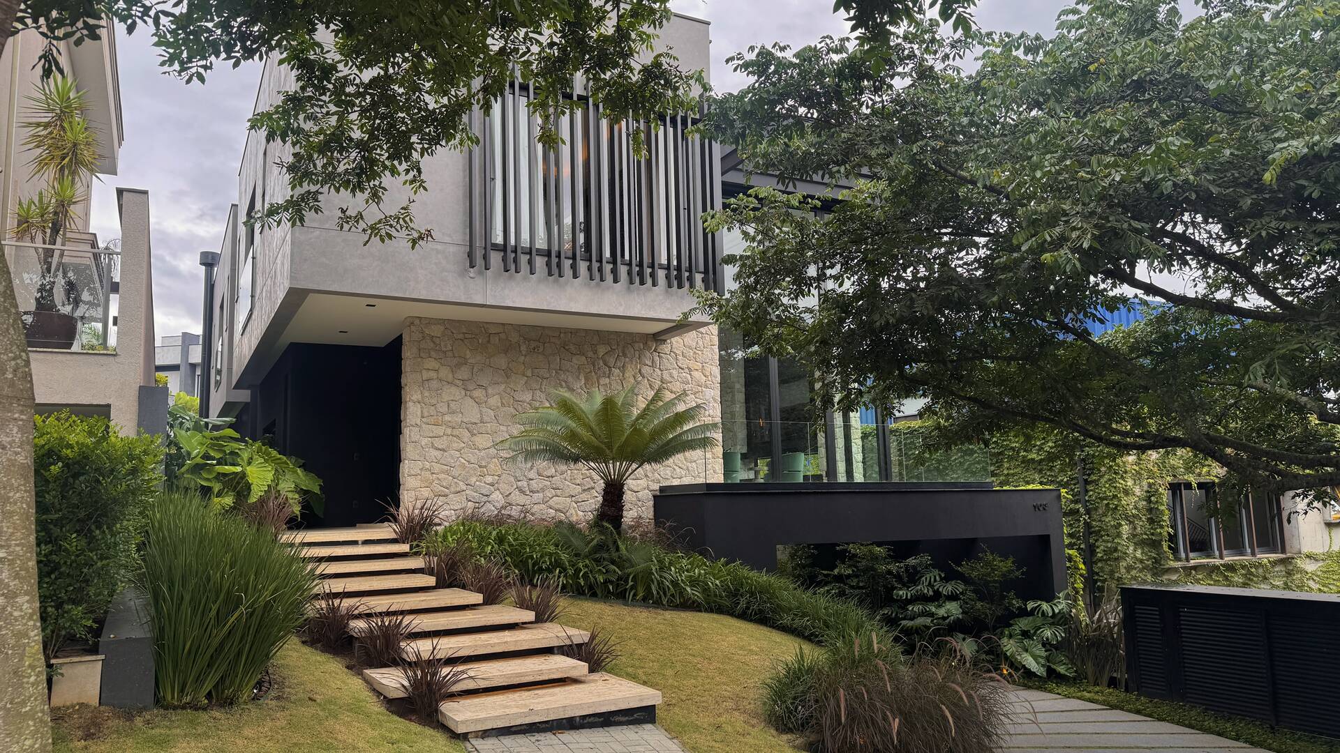 Casa contemporânea com 4 suítes e arquitetura autoral à venda no Itahyê, Alphaville