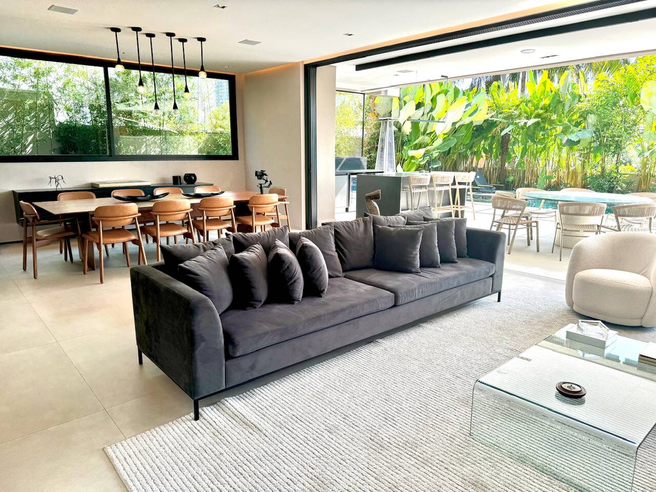 Casa recém-construída à venda no Alphaville Residencial 1 com 4 suítes e automação