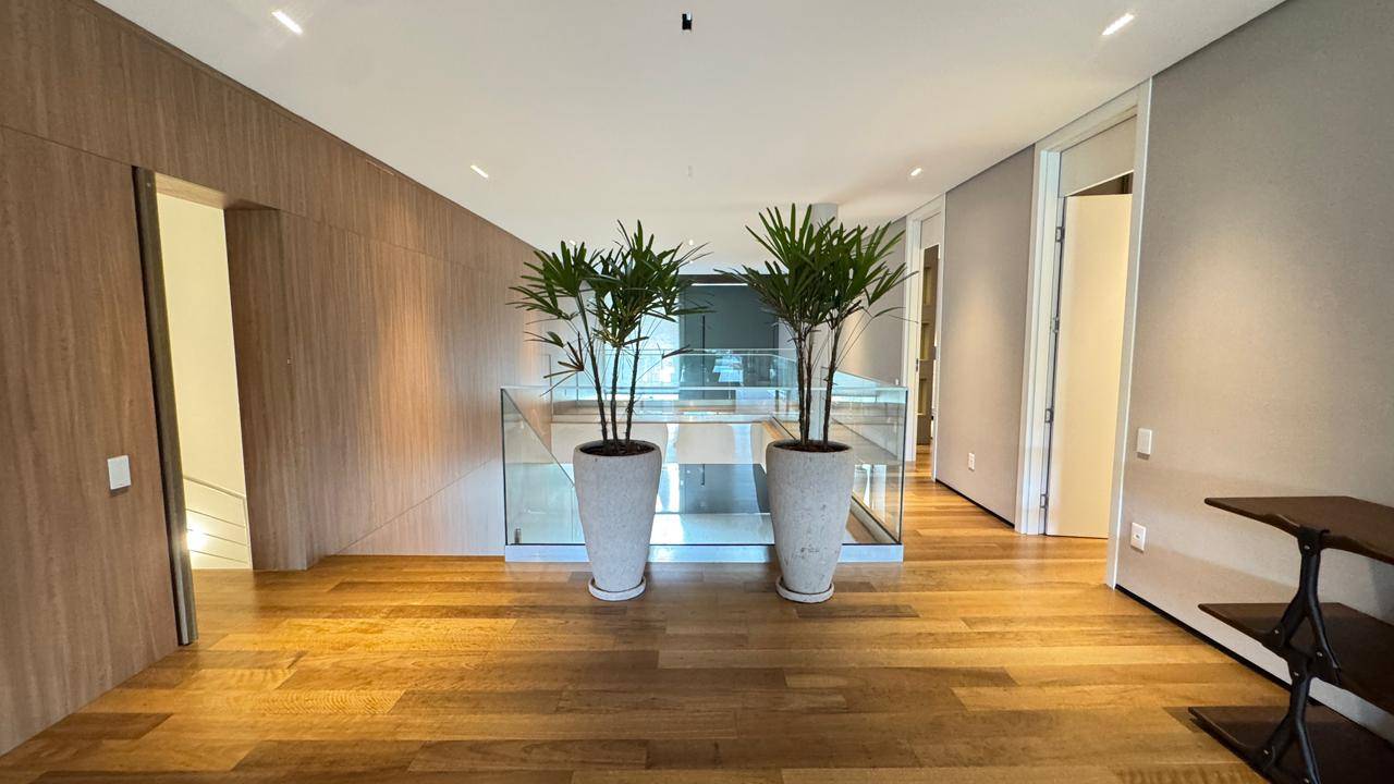 Casa à venda no Tamboré 2 com 5 suítes, duas adegas, elevador e vista permanente