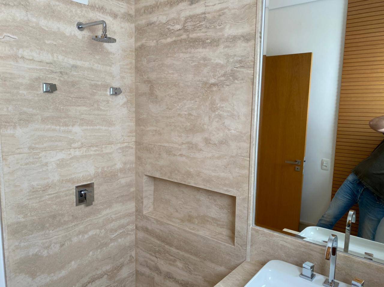 Residência Assinada por Mario Perez no Vila Solaia | 640 m², 4 Suítes e Vista Panorâmica