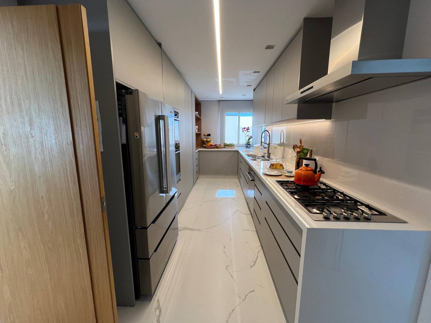 Apartamento mobiliado no ATRIA Alphaville com 3 suítes e automação completa