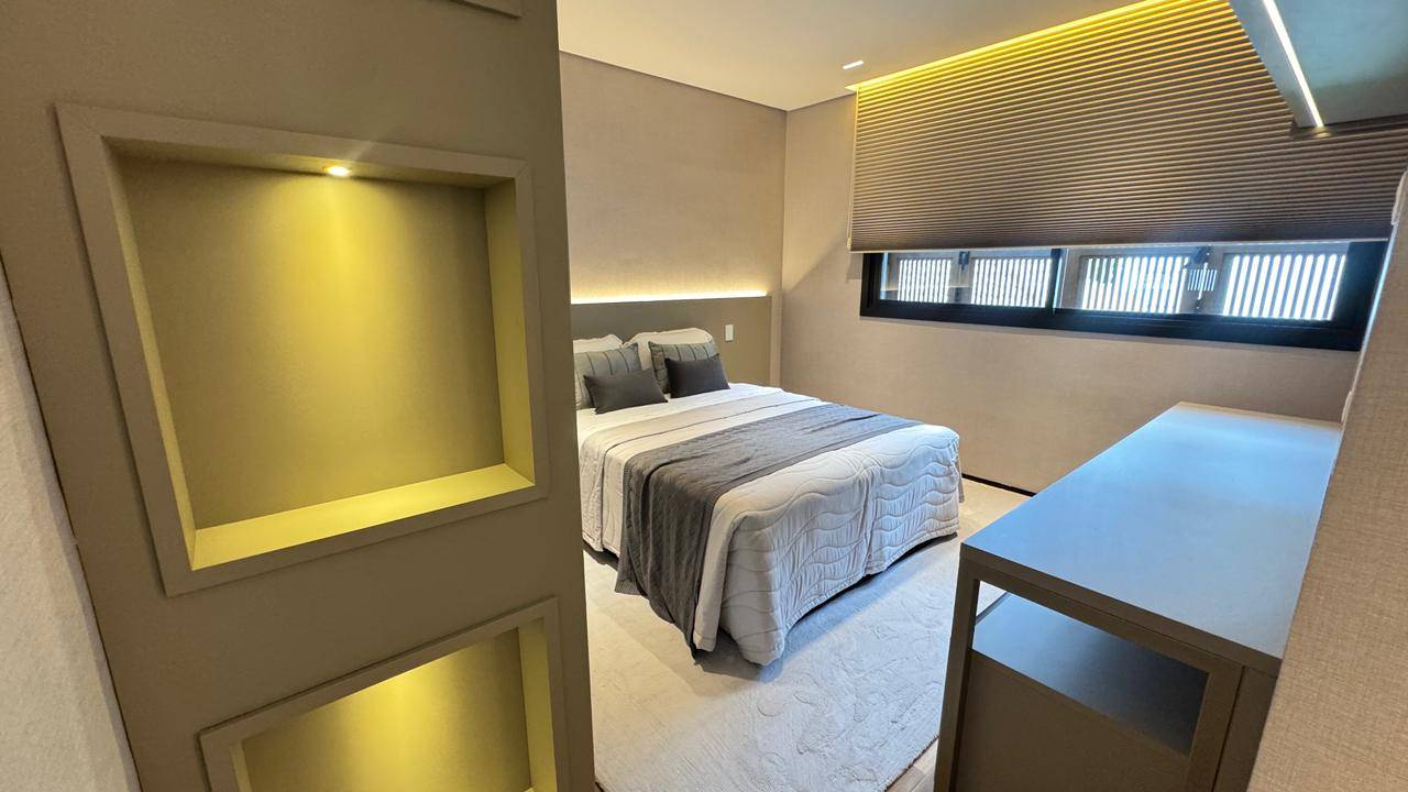 Casa à venda no Tamboré 2 com 5 suítes, duas adegas, elevador e vista permanente
