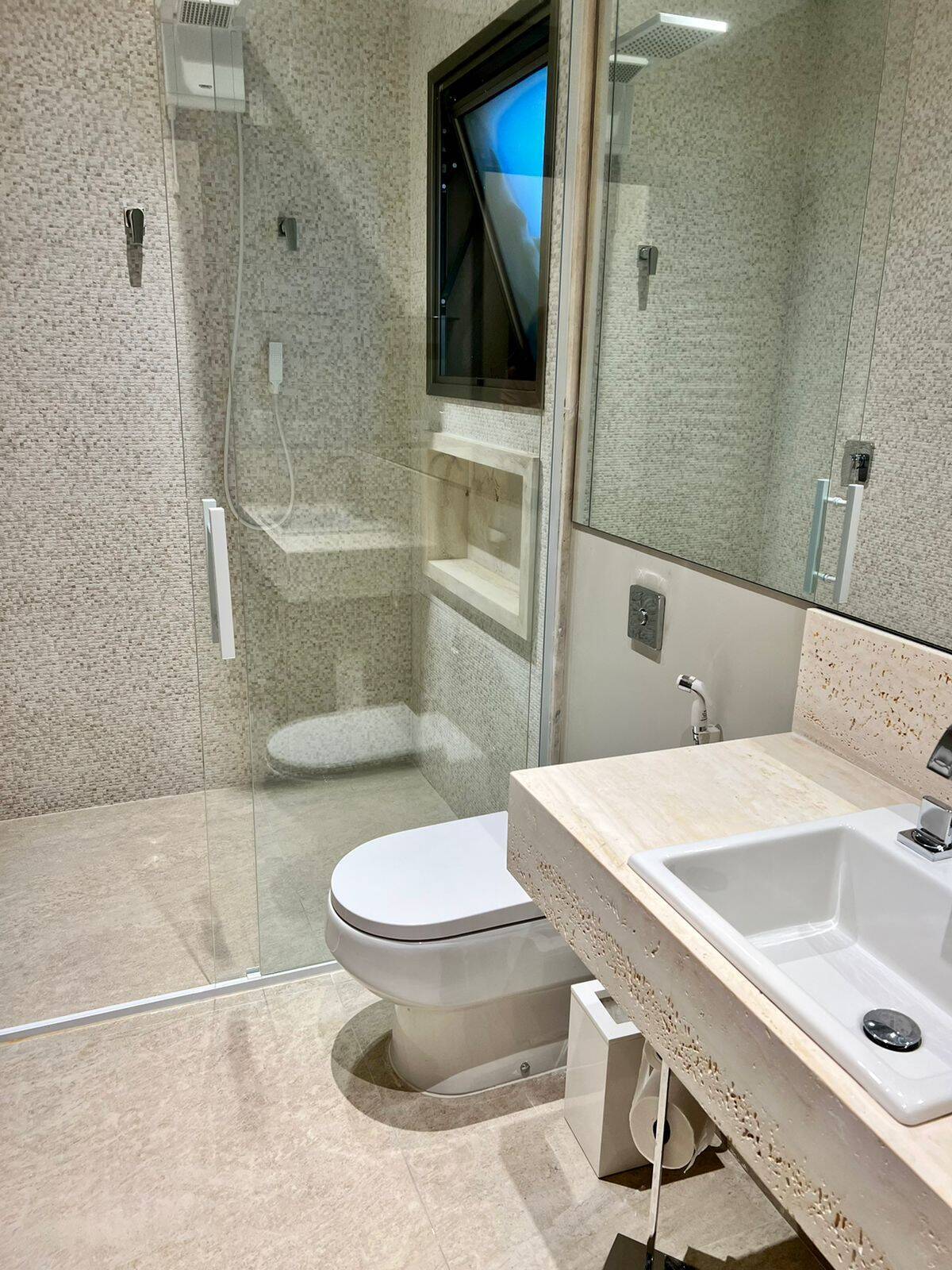 Casa com 5 suítes, elevador e lazer completo à venda em Alphaville