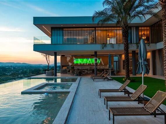 Casa com 6 suítes, vista panorâmica e arquitetura contemporânea no Tamboré 2