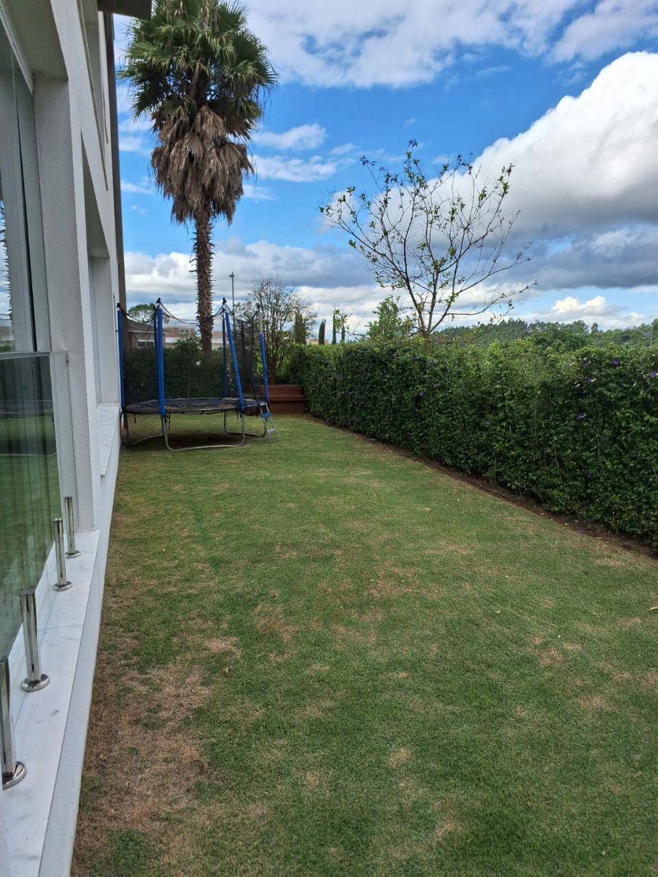 Casa com fundo para mata - Residencial Tamboré 11 - Venda porteira fechada.