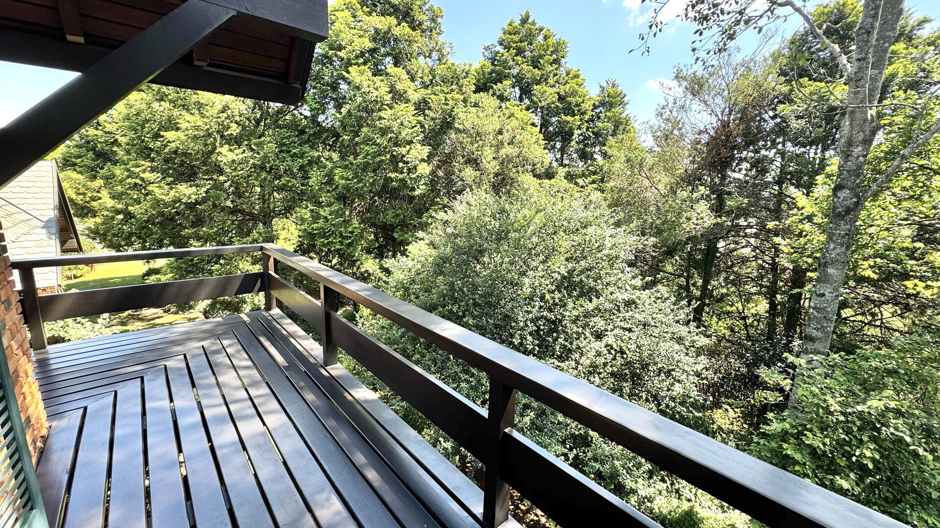 Casa de arquitetura assinada por Sidônio Porto no Tamboré 1