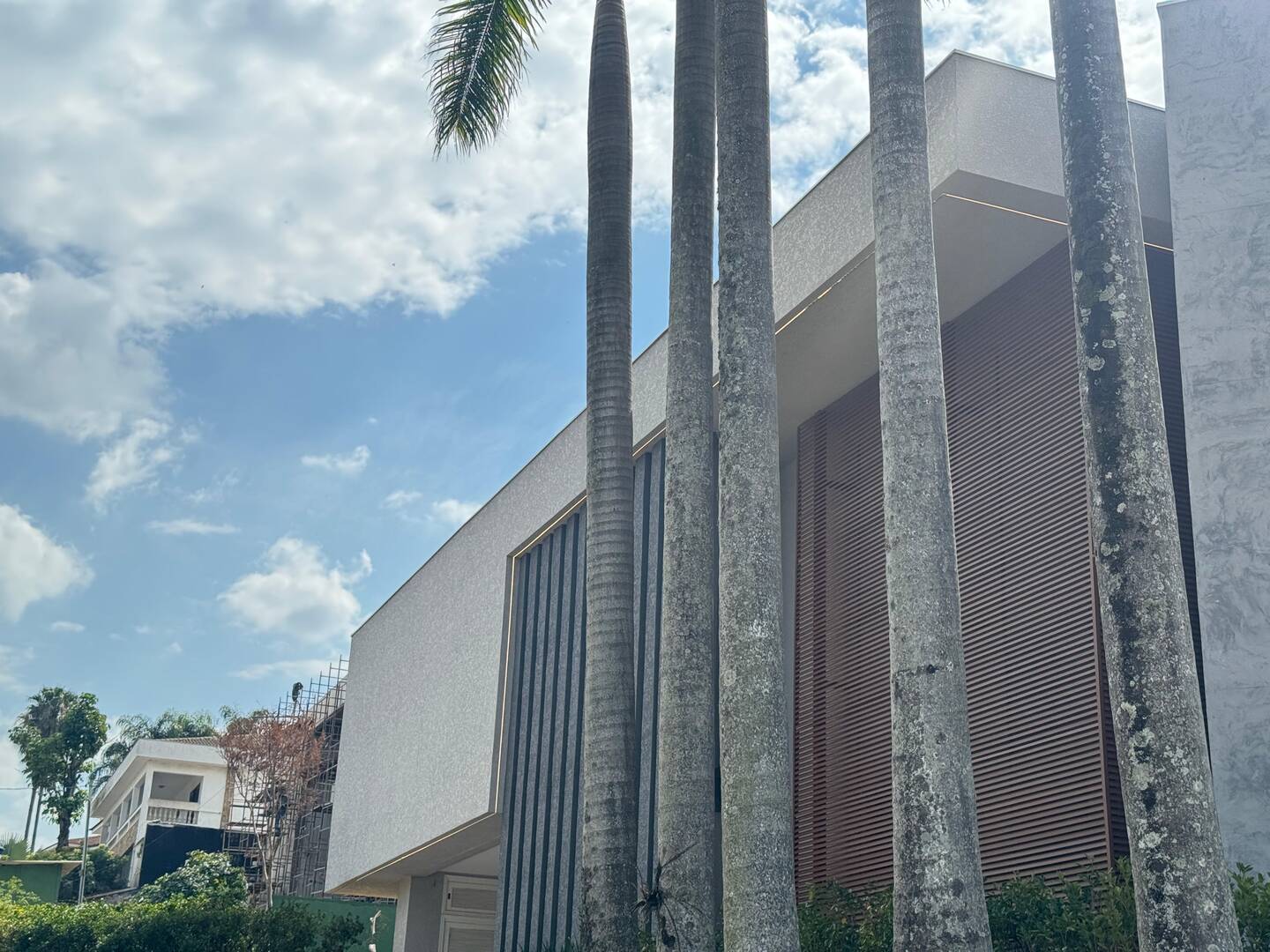 Casa Contemporânea à Venda no Tamboré 1 com 5 Suítes e Lazer Integrado