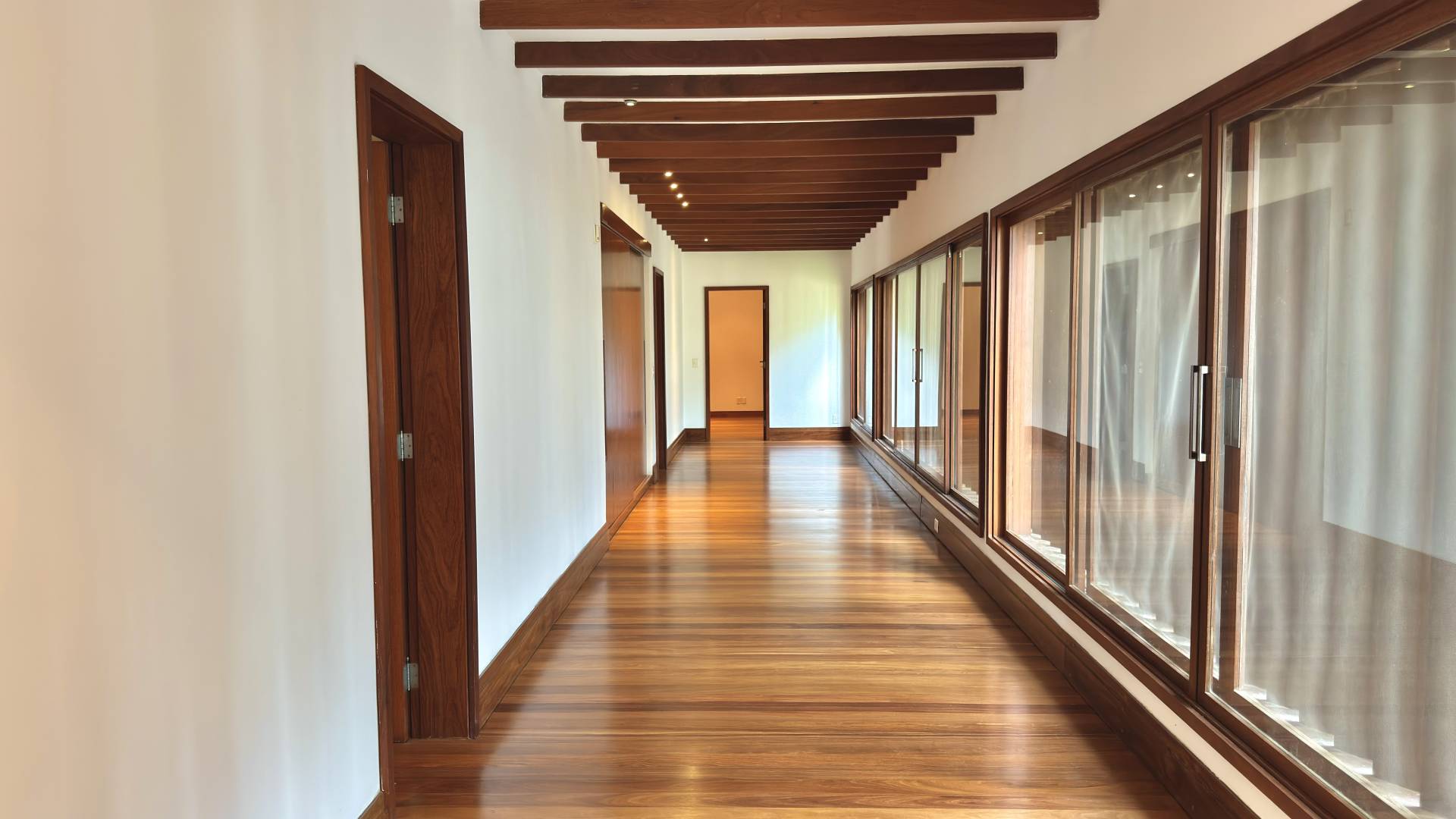Casa com 6.300m² de terreno privativo - Residencial Tamboré 1