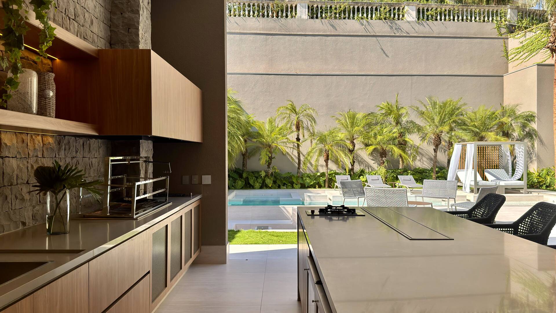 Casa Contemporânea no Tamboré 3 com Rooftop, 5 Suítes e Vista Permanente para a Praça