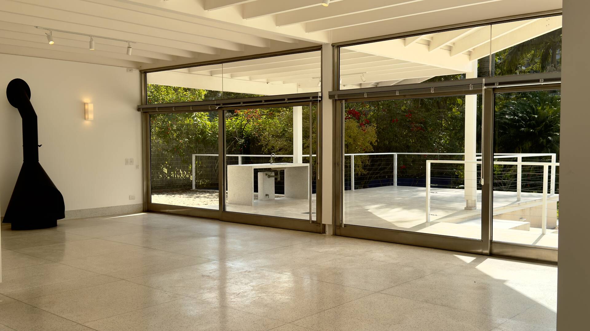Residência Assinada por George Mills no Tamboré 1 com Arquitetura Autoral e 1.525 m² de Terreno