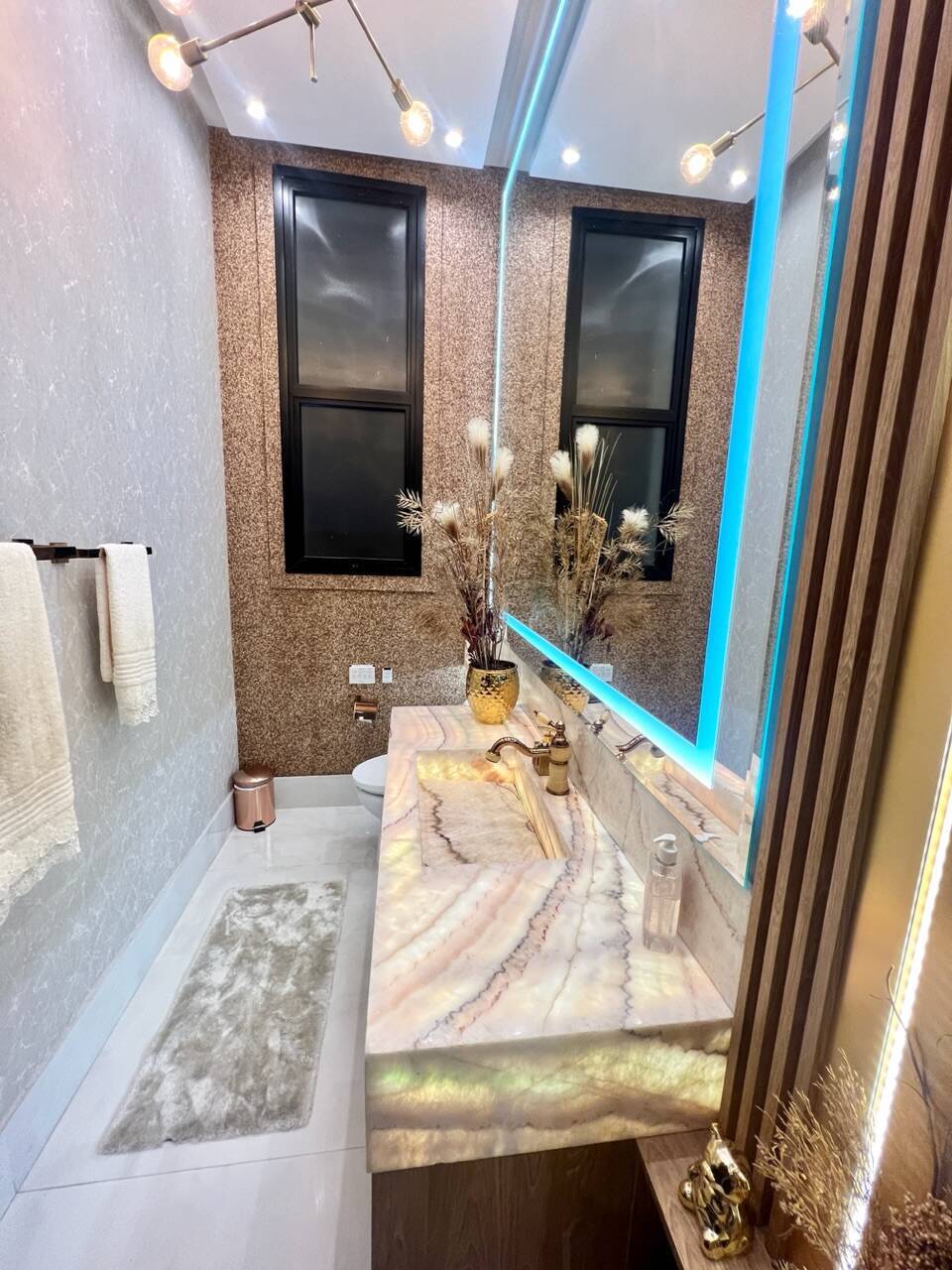 Residência Assinada por Karina Stein com 11 Suítes e Infraestrutura Completa de Lazer