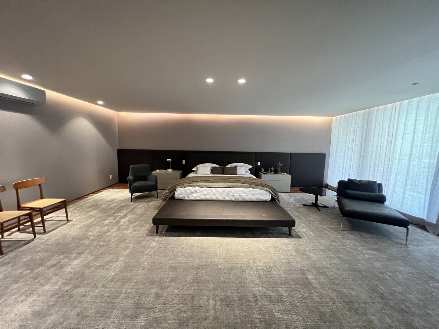 Residência autoral de David Bastos com piscina natural e design brasileiro