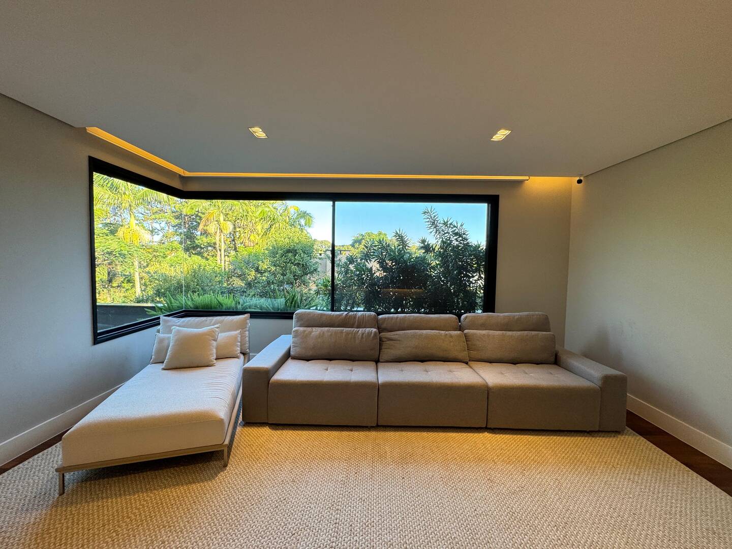 Casa com projeto de Breno Santiago e lazer completo no Haras Guancan