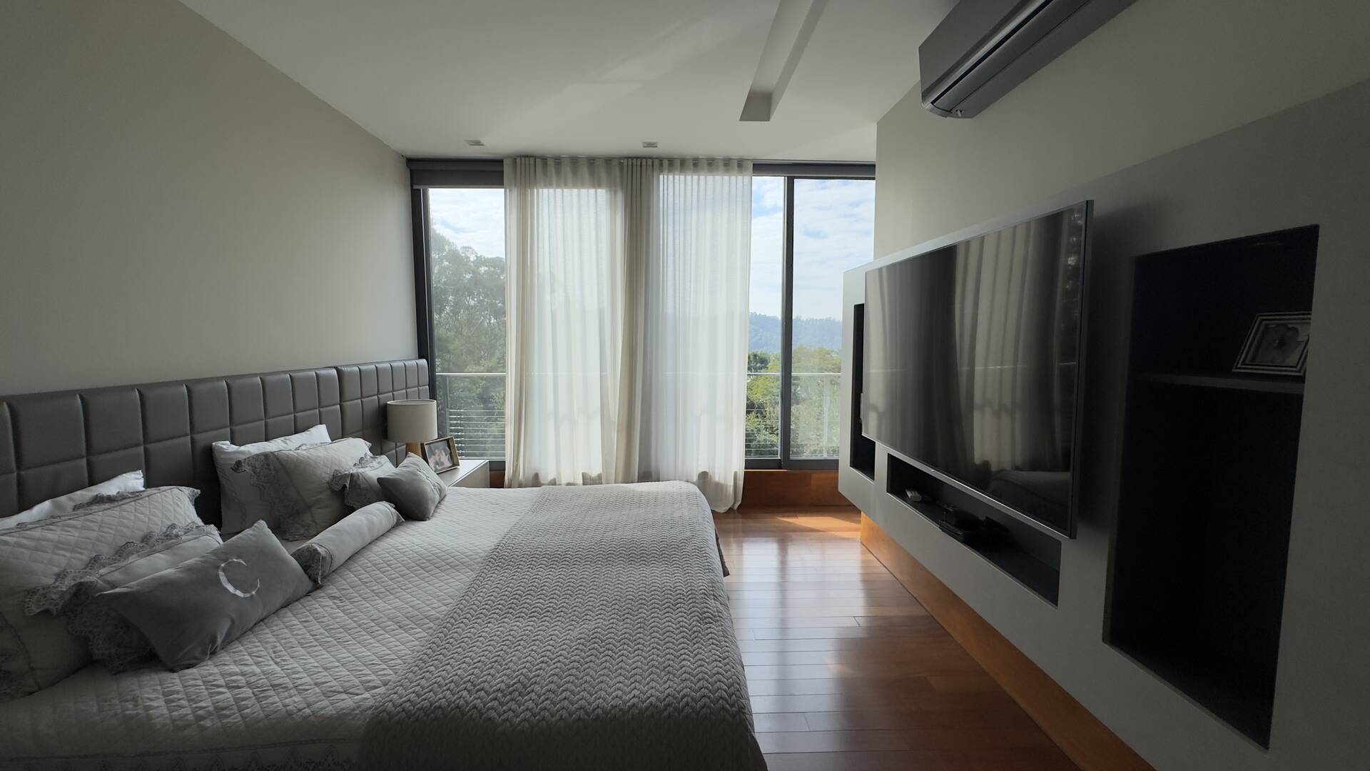Casa Contemporânea à Venda no Alphaville Gênesis 1 com Vista Permanente para a