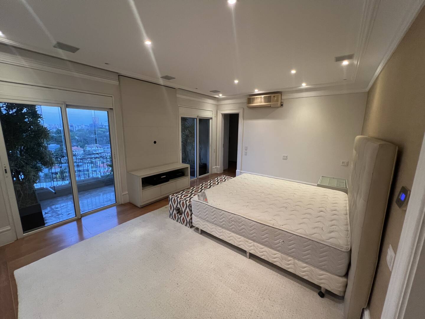 Cobertura duplex à venda em São Paulo com 1.170 m², 4 suítes, piscina privativa e 10 vagas