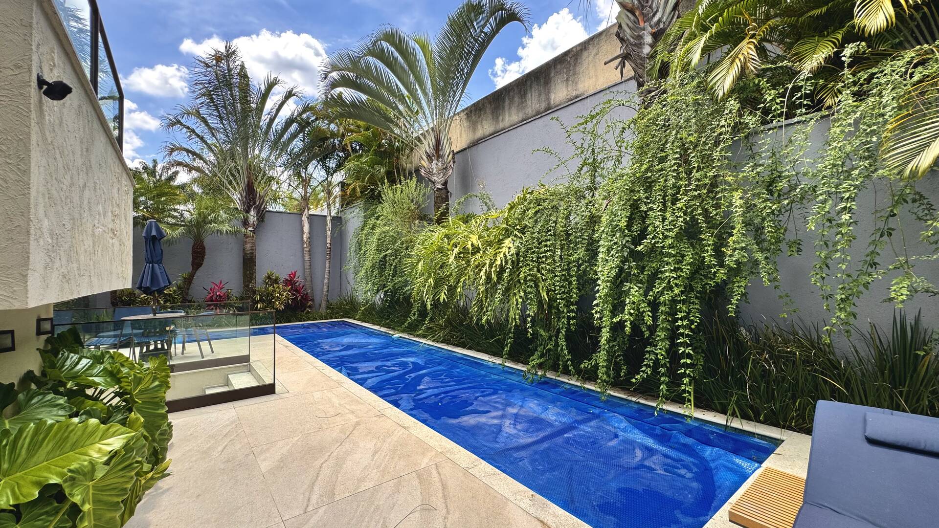 Casa com retrofit completo, 4 suítes e mobiliário assinado à venda em Alphaville
