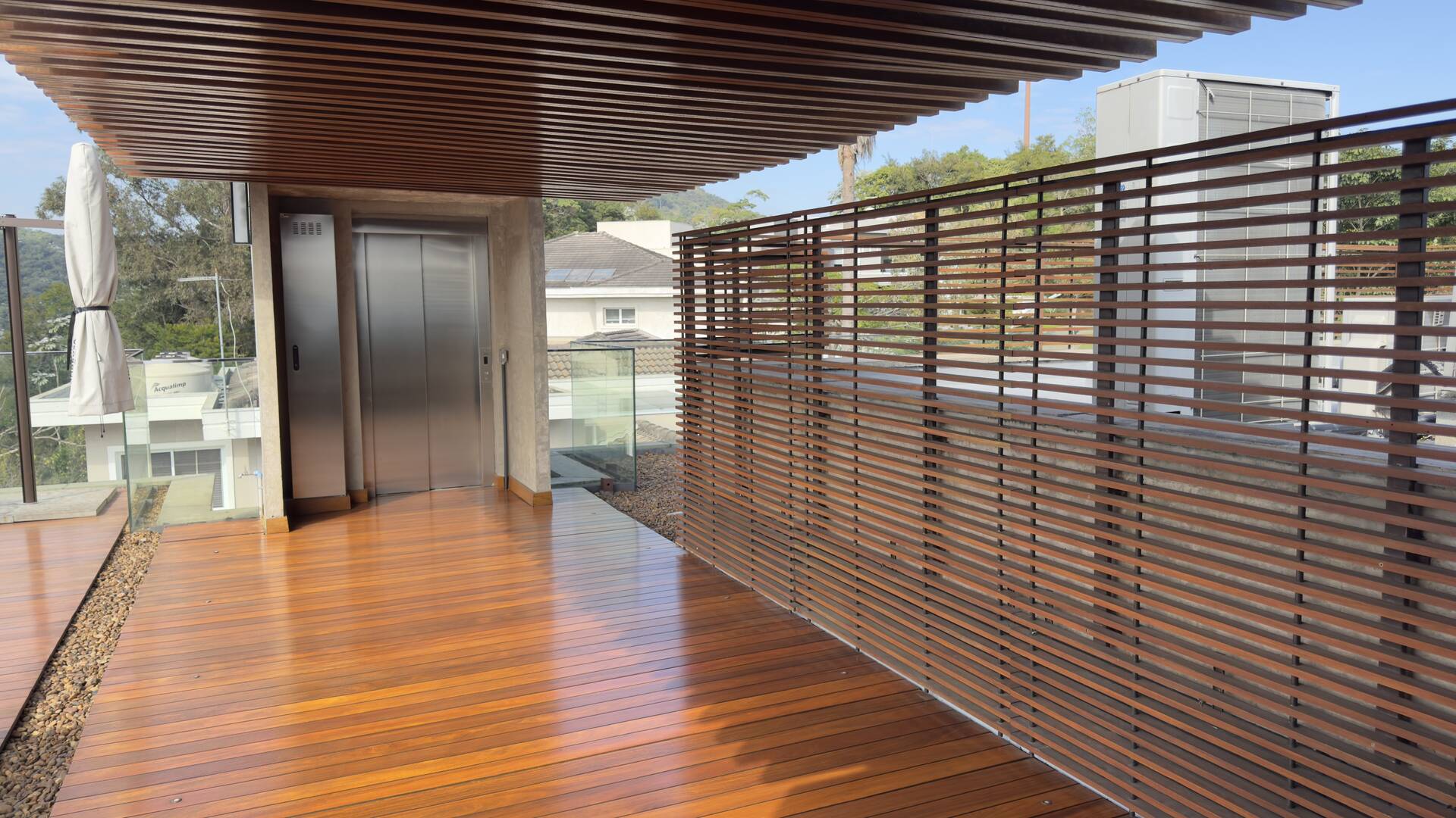 Casa Contemporânea à Venda no Alphaville Gênesis 1 com Vista Permanente para a