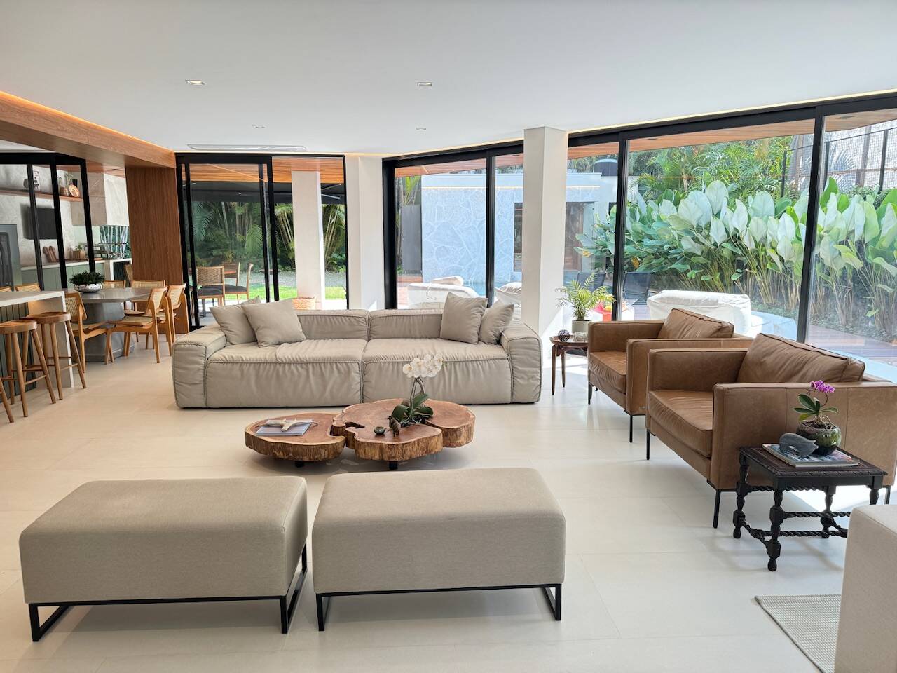 Casa totalmente reformada e mobiliada à venda no Alphaville Residencial 1 com 4 suítes