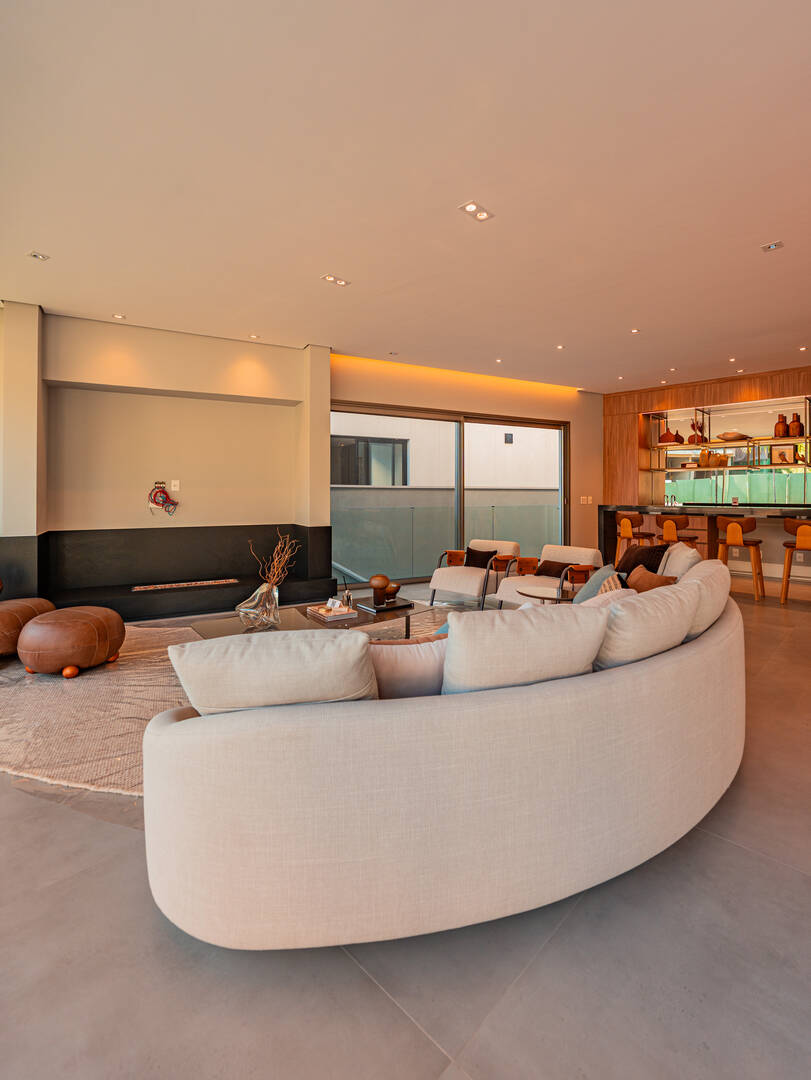 Casa porteira fechada à venda em Alphaville | 5 suítes, rooftop e mobiliada