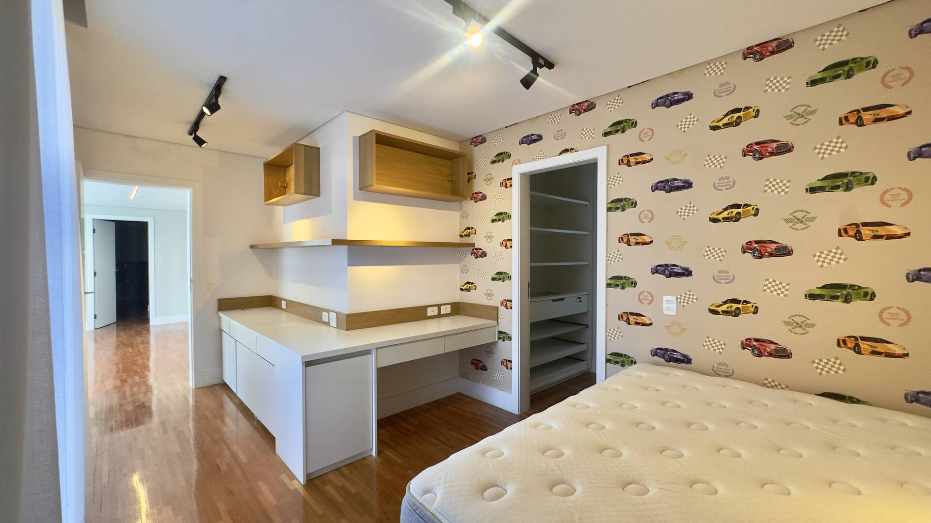 Casa Contemporânea à Venda em Alphaville com 4 Suítes, Piscina e Integração de Ambientes