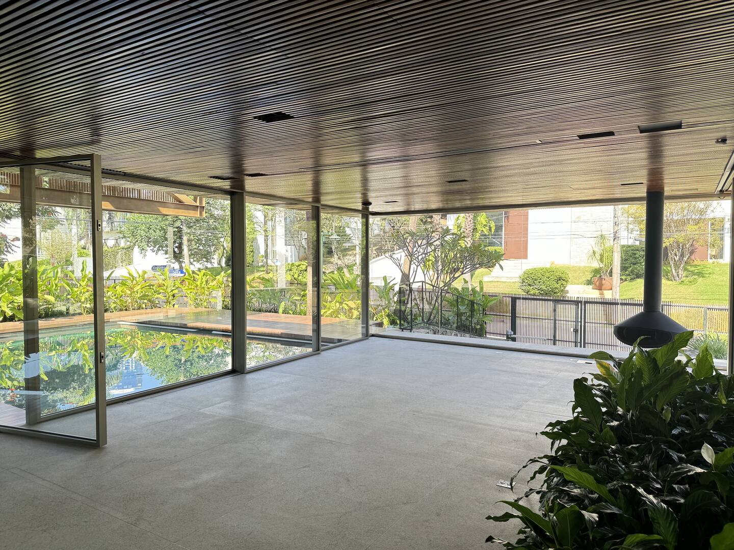 Casa contemporânea com 4 suítes, arquitetura autoral e área de lazer integrada