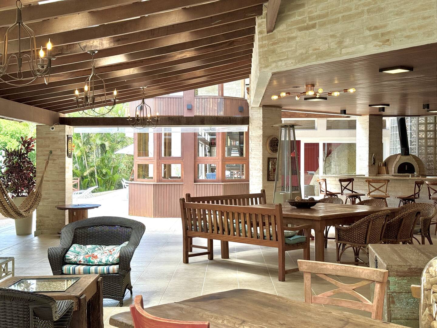 Casa à Venda no Tamboré 1 com 4.000 m², Vista Permanente e Estilo Casa de Campo