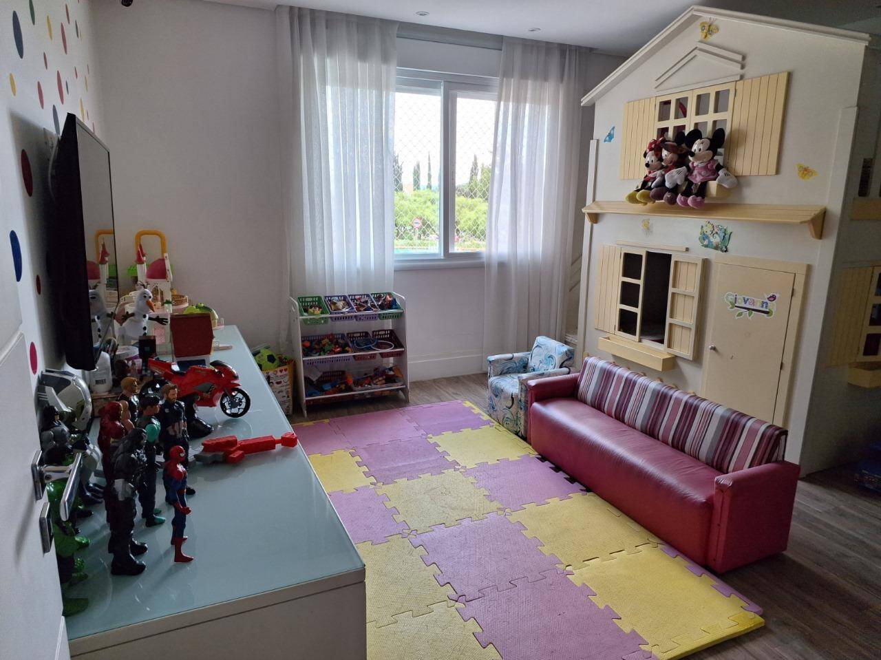 Casa com fundo para mata - Residencial Tamboré 11 - Venda porteira fechada.