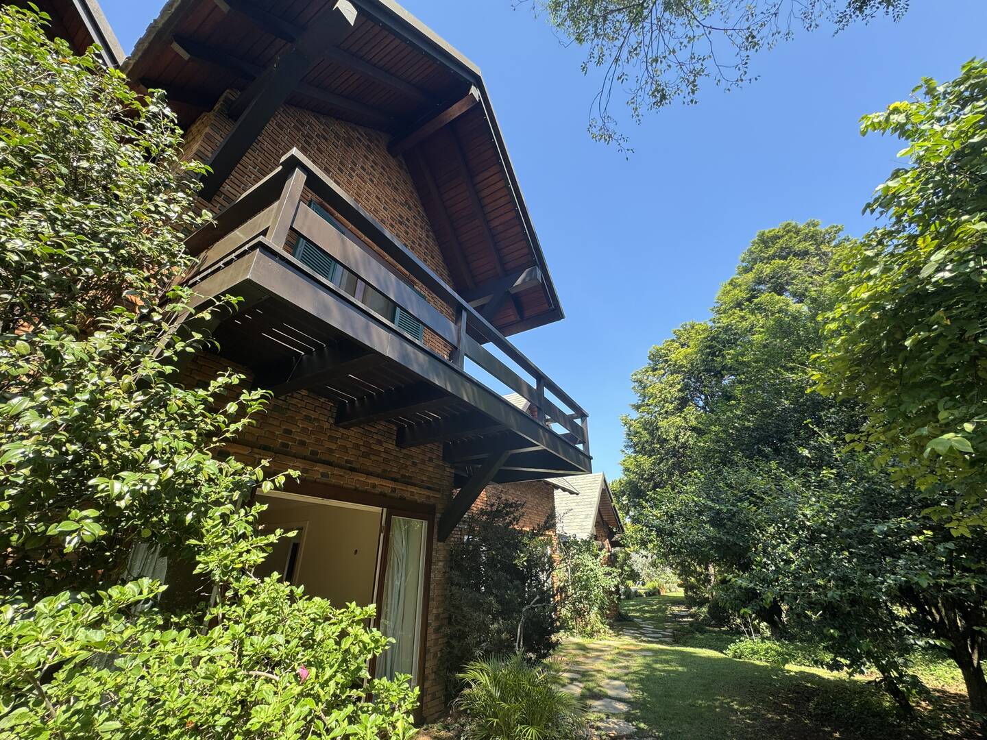 Casa de arquitetura assinada por Sidônio Porto no Tamboré 1