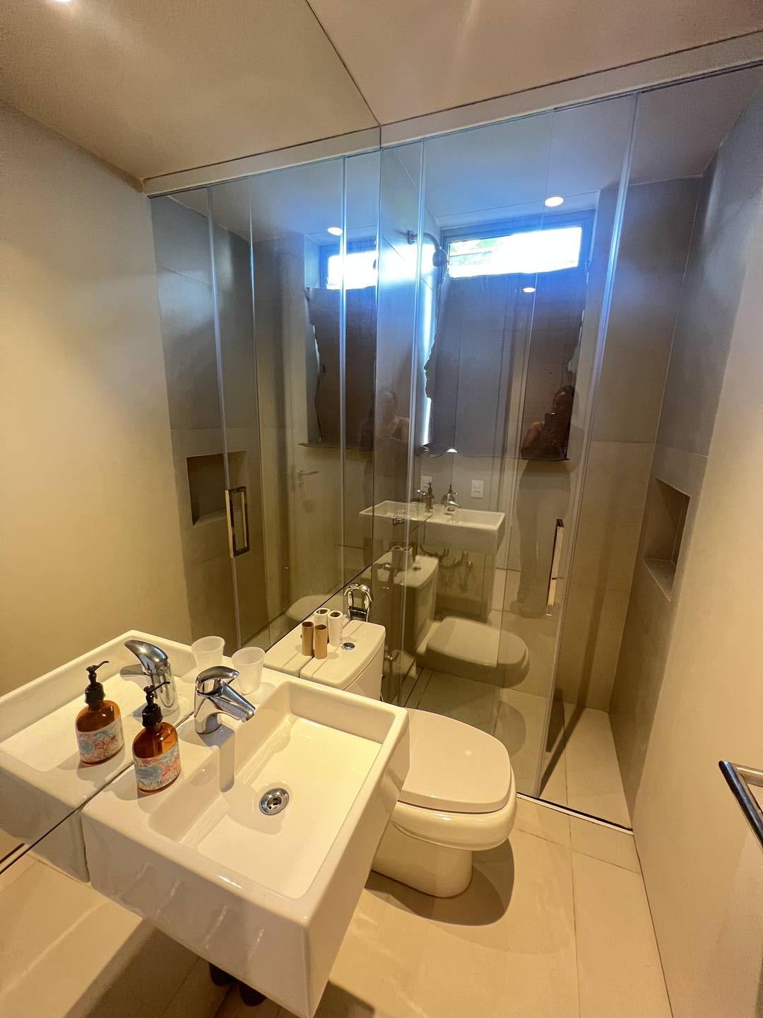 Residência autoral de David Bastos com piscina natural e design brasileiro