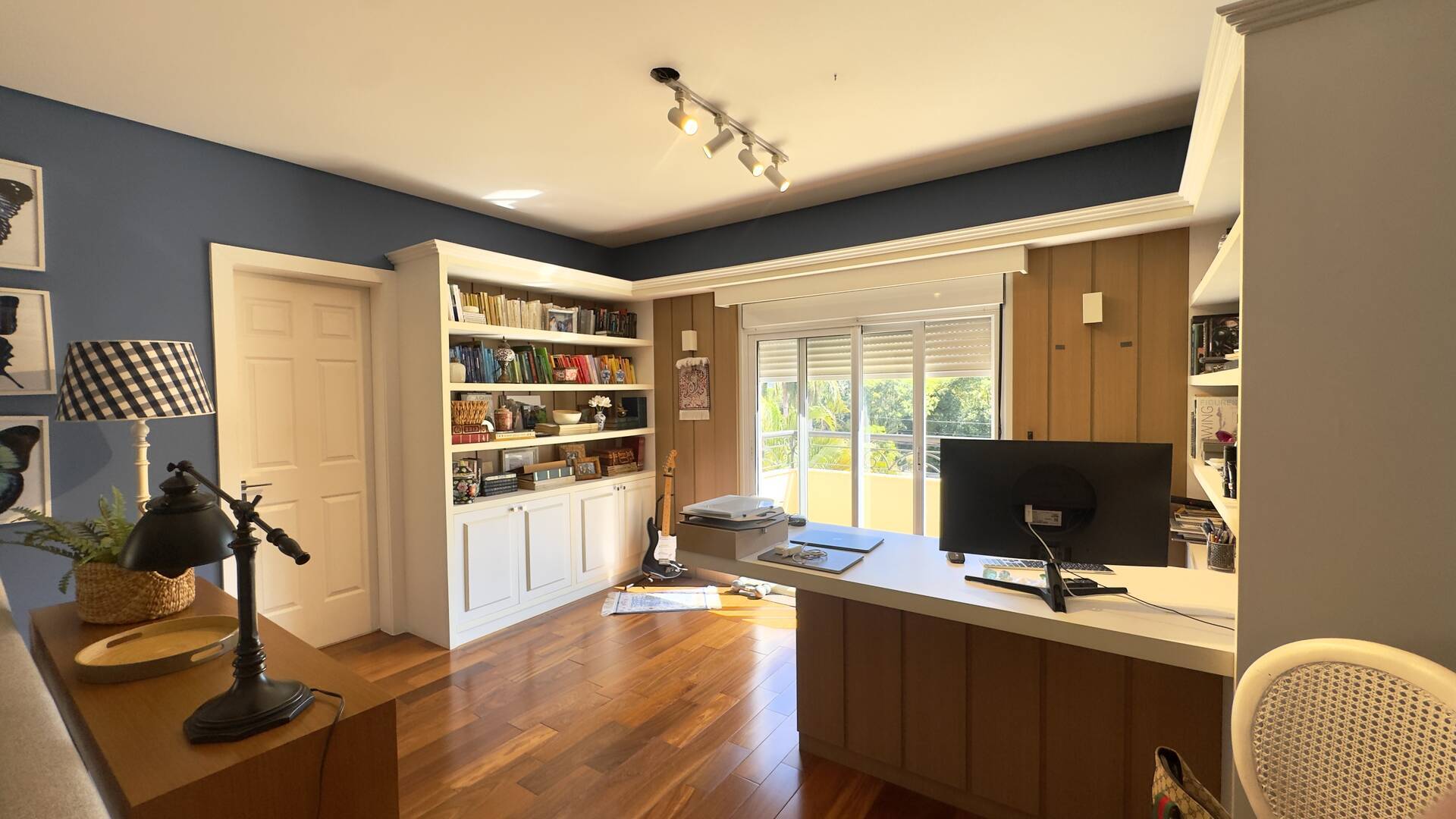 Casa com amplo terreno e excelente potencial de retrofit à venda em Alphaville