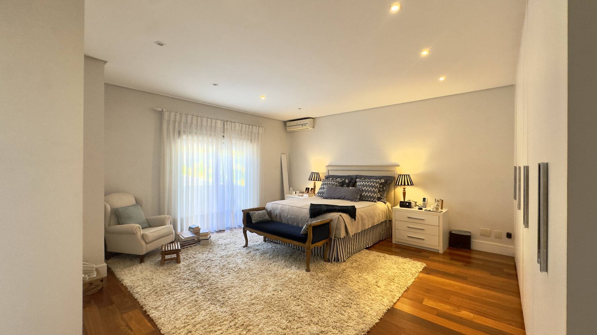 Casa com amplo terreno e excelente potencial de retrofit à venda em Alphaville