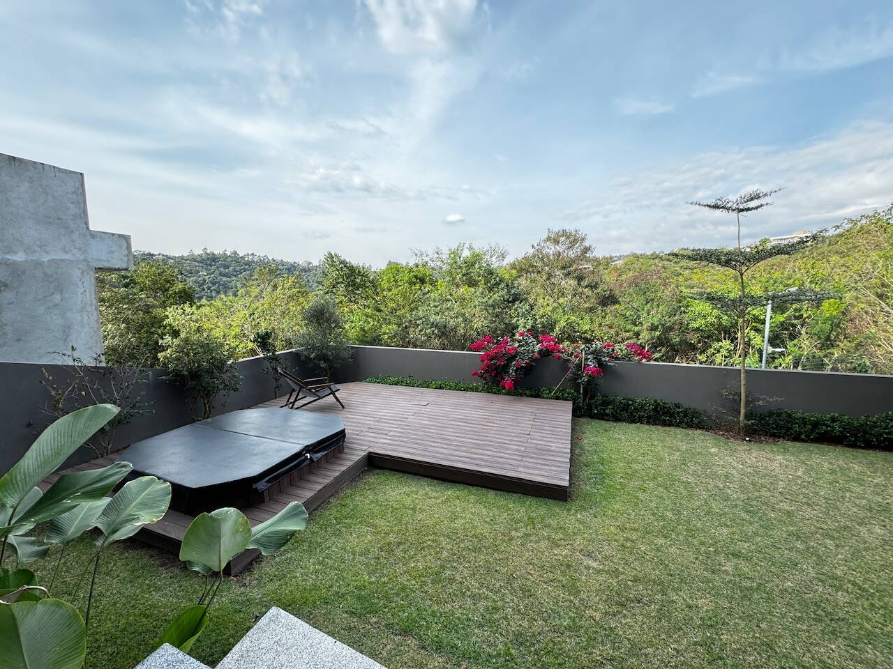 Casa Contemporânea à Venda em Alphaville com 5 Suítes, Spa e Piscina Aquecida