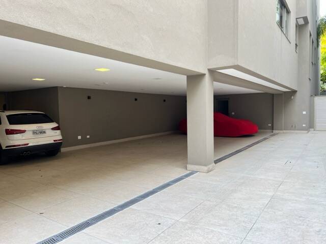 Casa com 5 suítes, elevador e lazer completo à venda em Alphaville