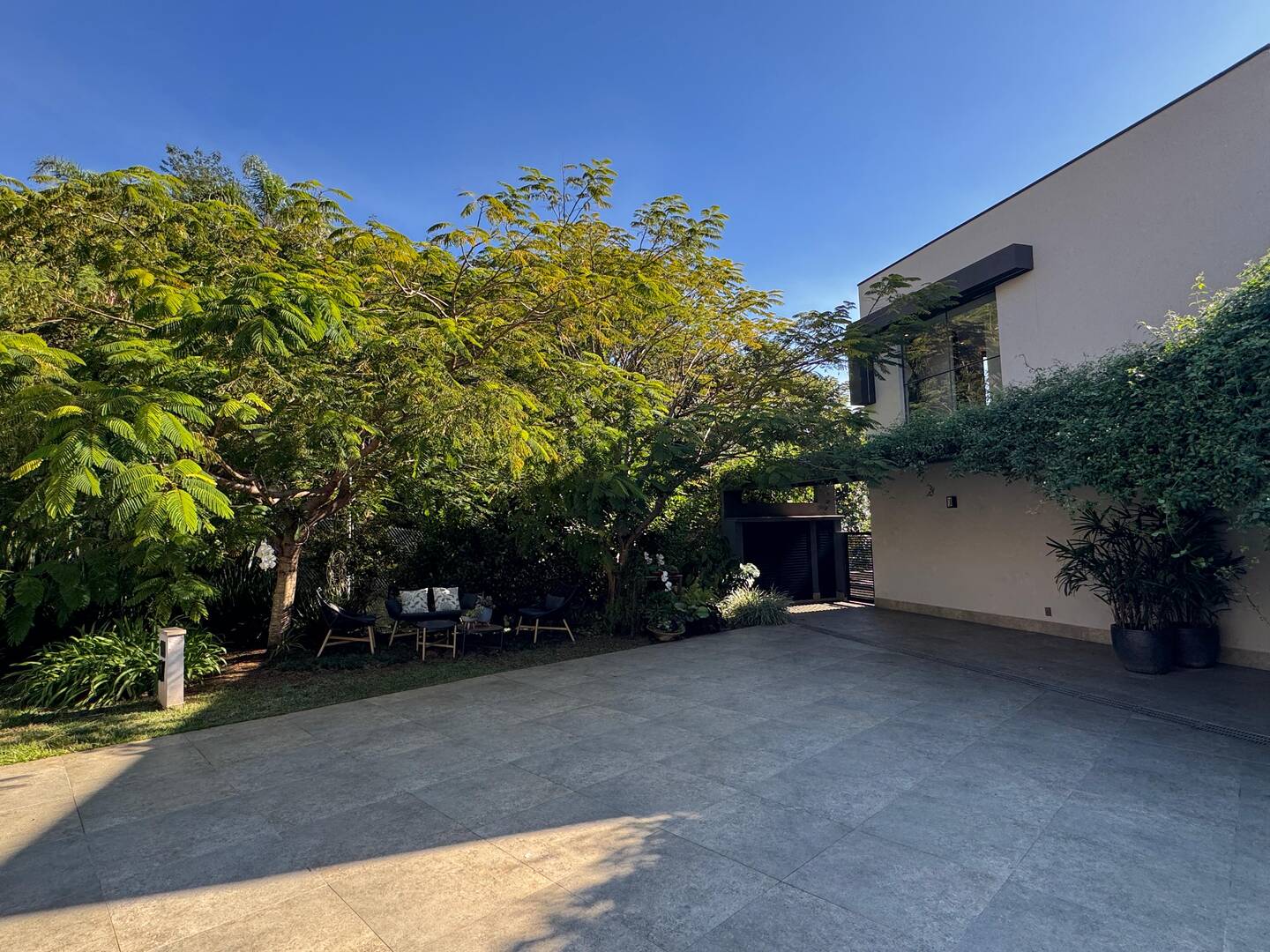 Casa contemporânea com vista para o lago e mata preservada no Gênesis 2